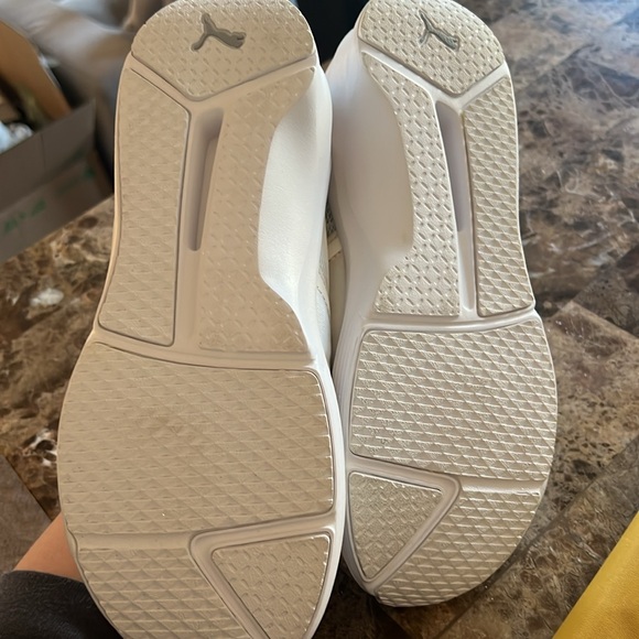 NWOB Puma Women’s White Slip on Sneakers - Women’s size 7.5 - Picture 3 of 3